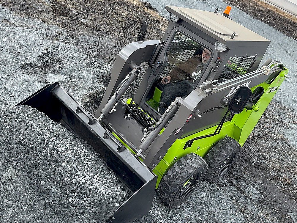 SKID LOADER ZS26A